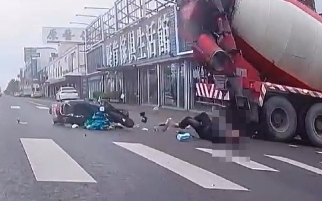 影／驚悚瞬間曝！水泥車左轉…機車「煞不住」騎士猛撞噴飛重摔