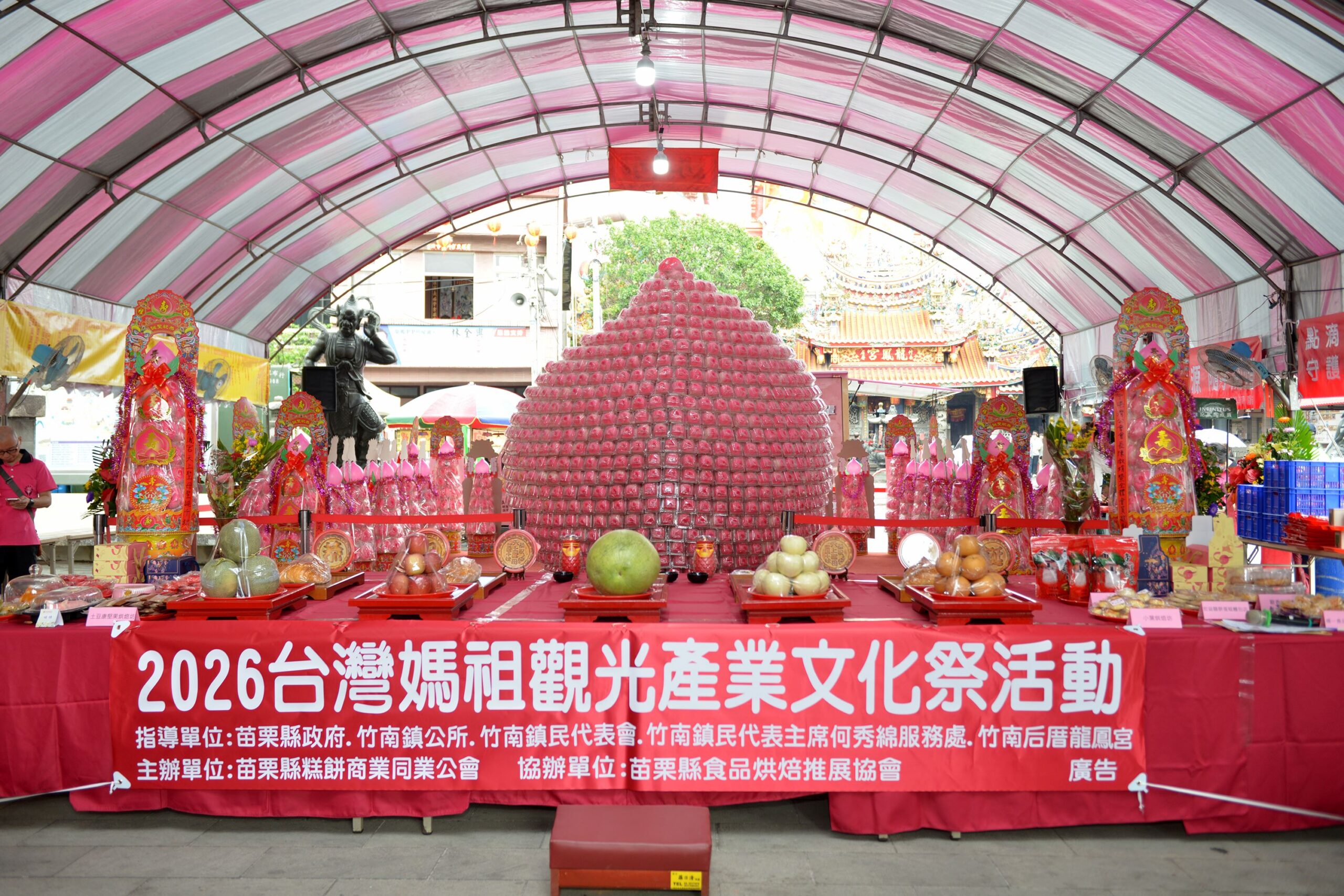 136台尺大媽祖見證！竹南龍鳳宮「24層巨桃」震撼慶壽 跨越14載傳承祈福心