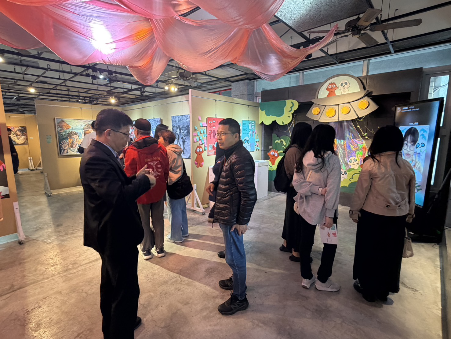 探索藝術的「新生」 宜蘭高中美術班畢展吉祥物「粉泥」與「白波」亮相