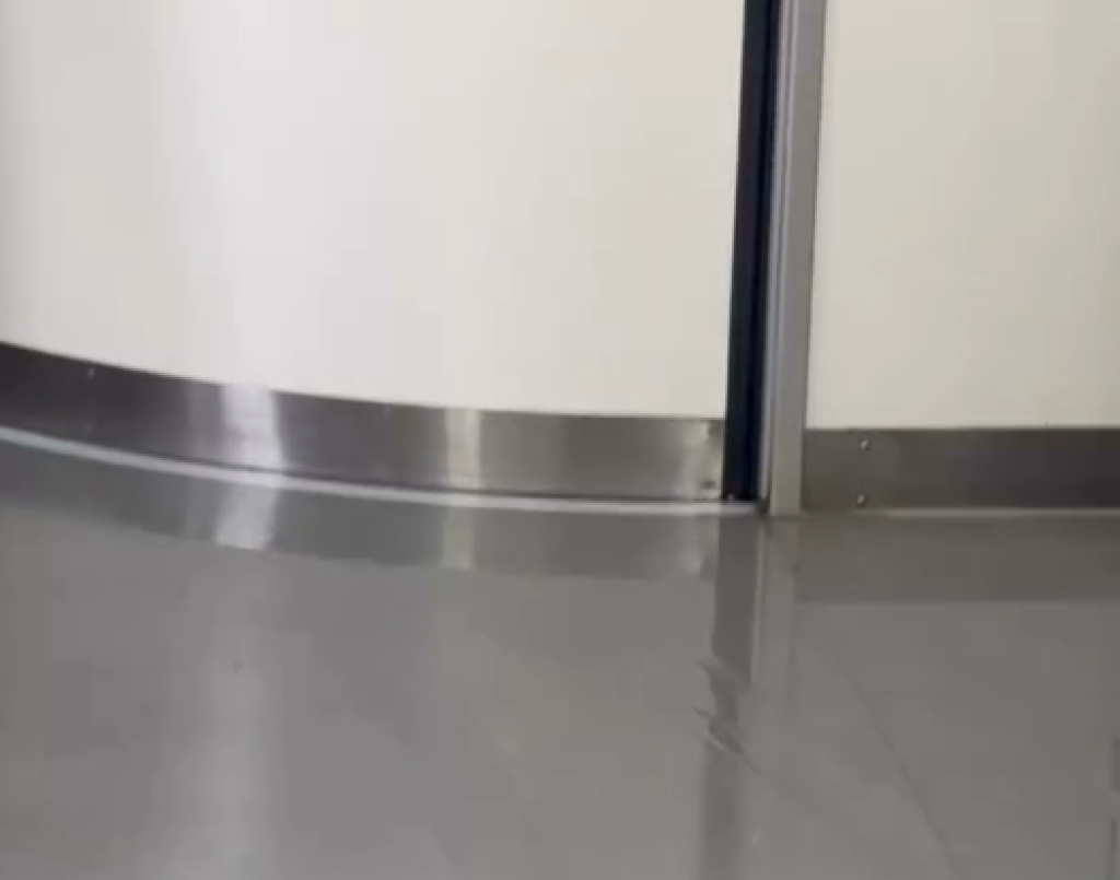 影／太扯！男乘客搭區間車「躲廁所洗澡」車廂地板全是水　列車長開門看到裸體傻眼