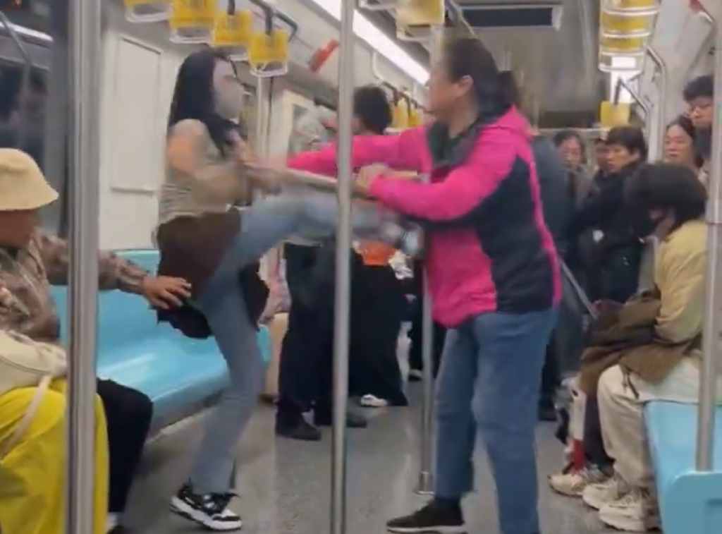 影／地鐵車廂上演MMA！搶座位2女大打出手「猛踹抓頭髮」　從站立技到地板技影片陸網瘋傳　
