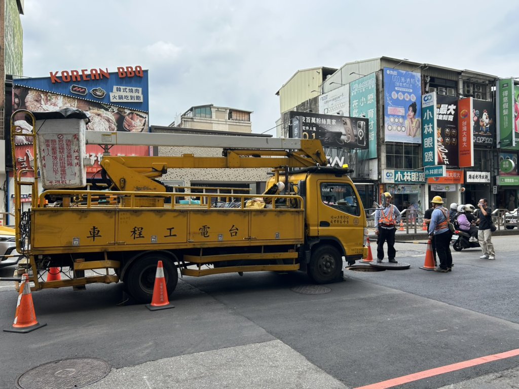 人孔蓋冒煙！台電地下電纜線不明原因故障　台中市北區東區5千多戶停電