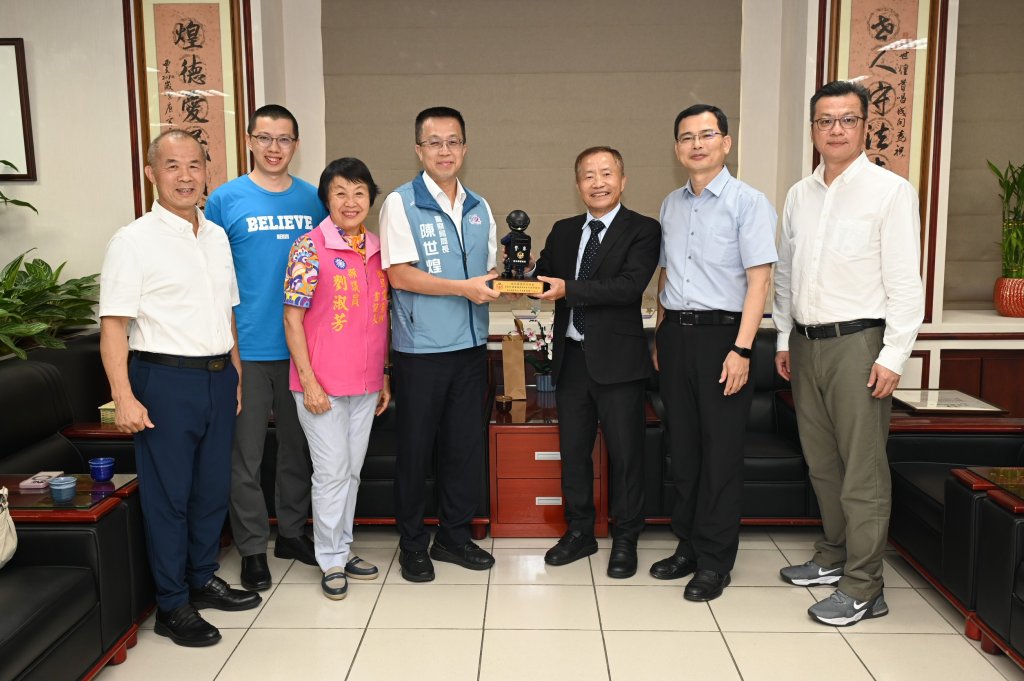 律師「陳世煌」挺縣警局局長「陳世煌」