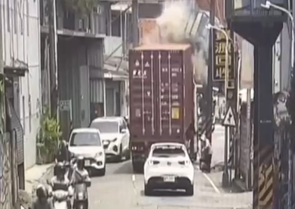 新莊貨櫃車撞爆變電箱！　1小時內兩起