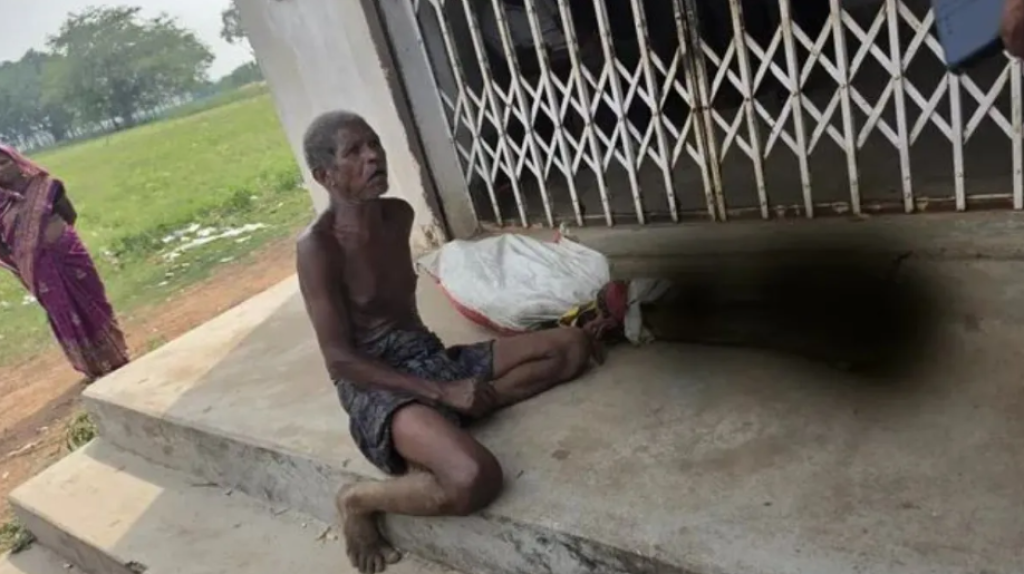 影／印度銀行要求「本人到場」！印度男提不出死亡證明　挖開墳墓把亡妹遺體扛進銀行領錢