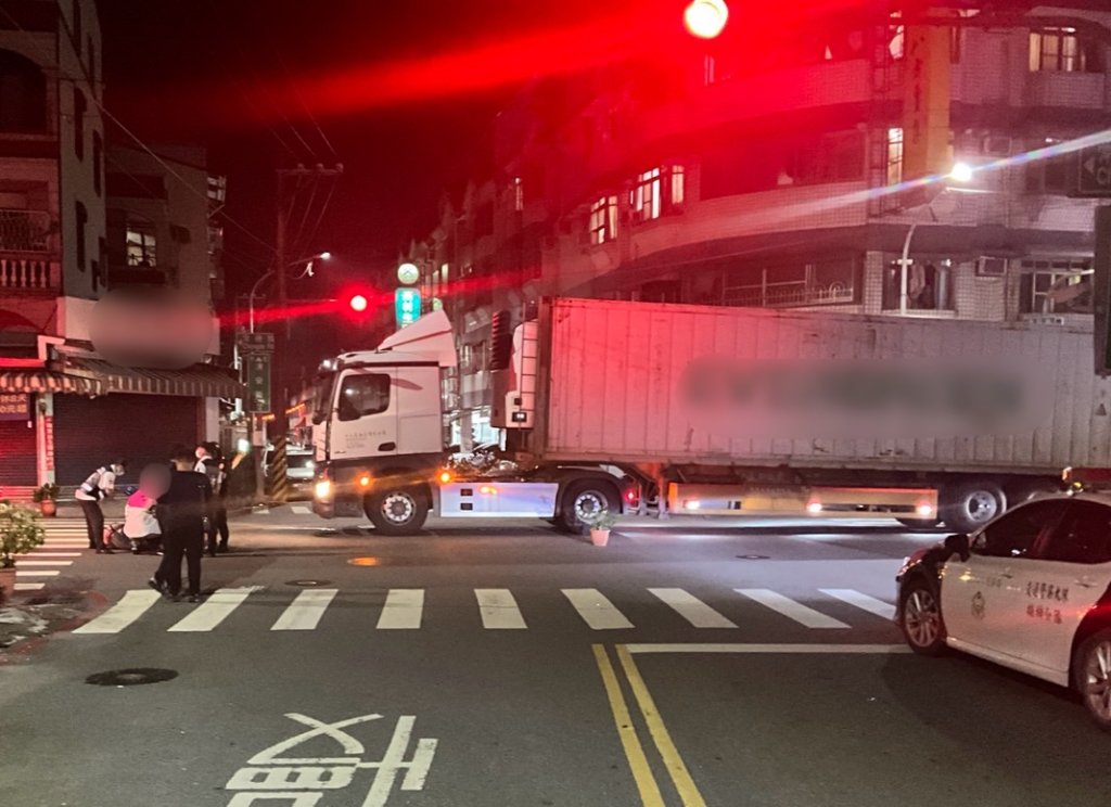 路口大貨車猛撞機車！「騎士倒地」嚇壞路人：都是血