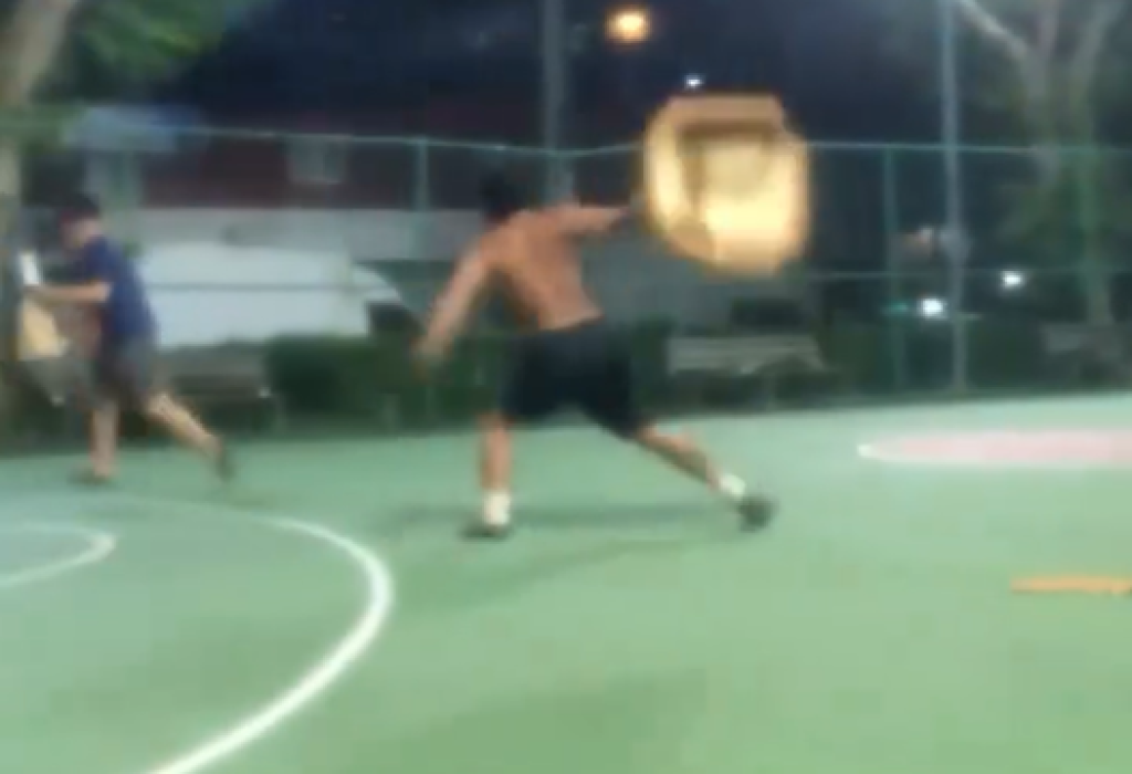 影／男跟女友分手喝醉大鬧南陽公園籃球場　失序丟椅子及咆哮警到場管束