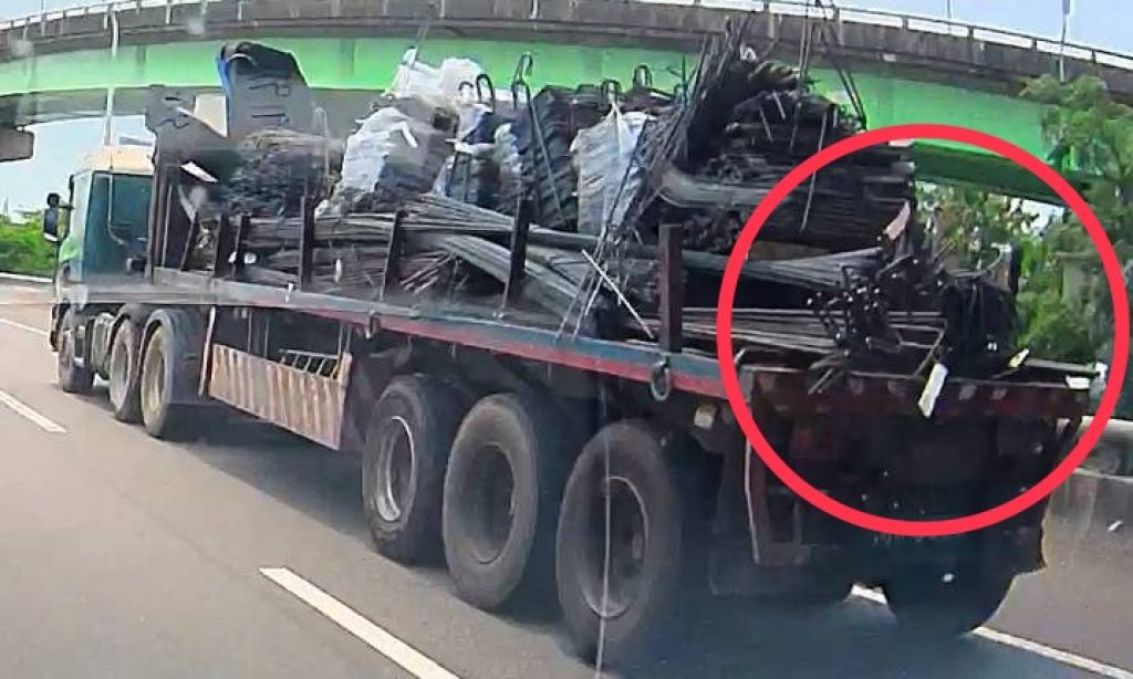 鋼條沿途飛落釀禍！　台74線17根鋼條害3車爆胎