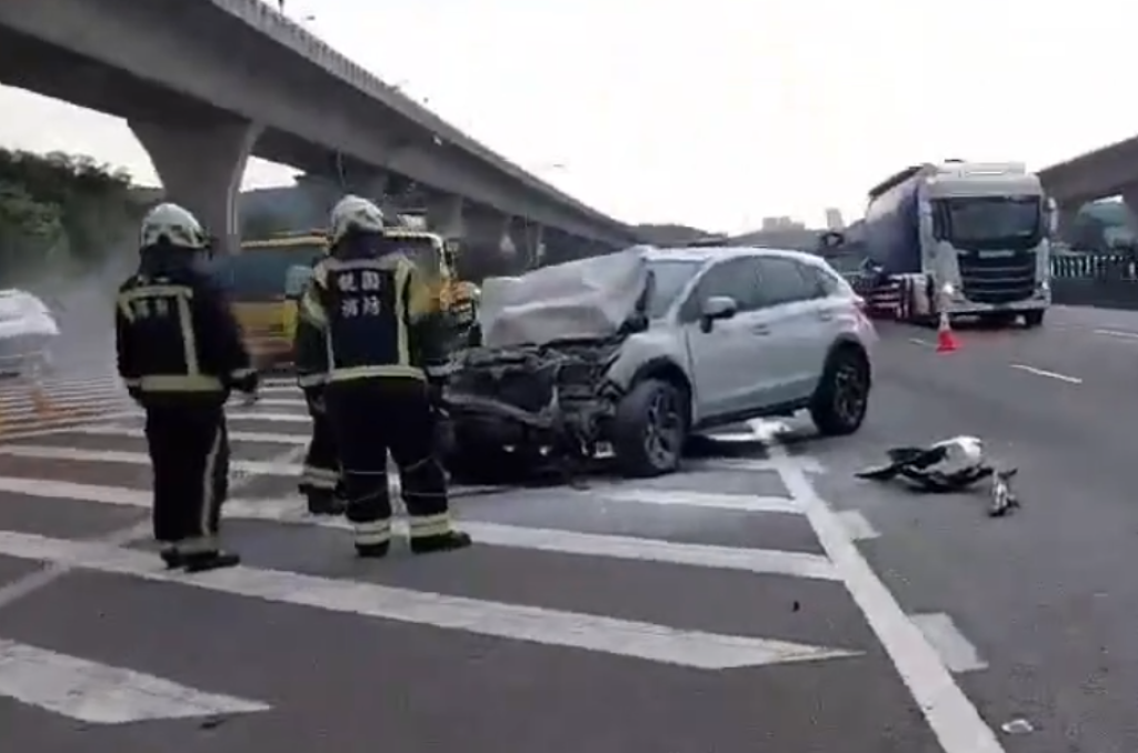 國道1號火燒車！自小客車追撞大貨車起火　駕駛受傷