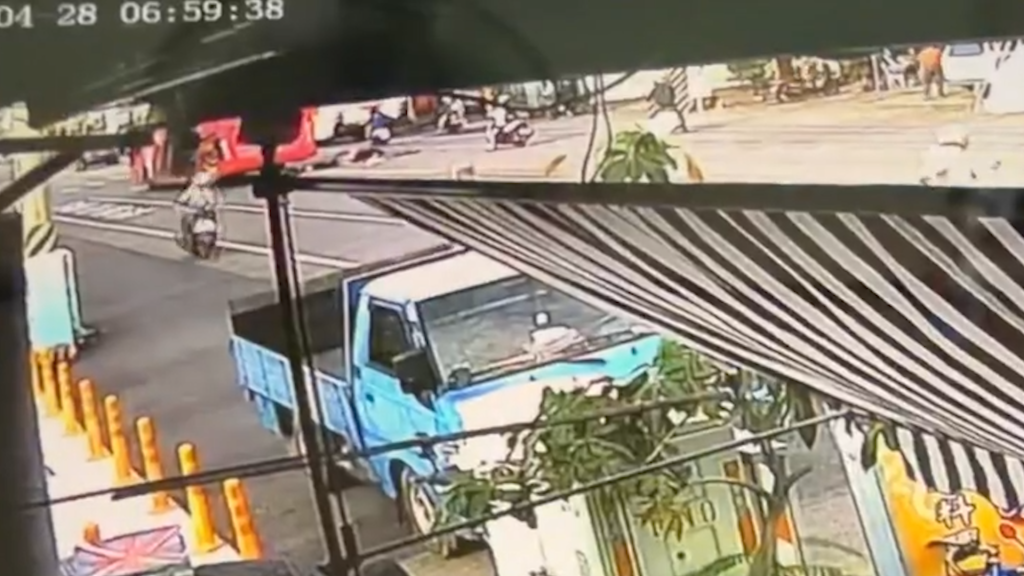 另角度監視器曝光！女大生疑玩通宵才釀禍　站一旁「彎腰看車損」遭網怒撻伐